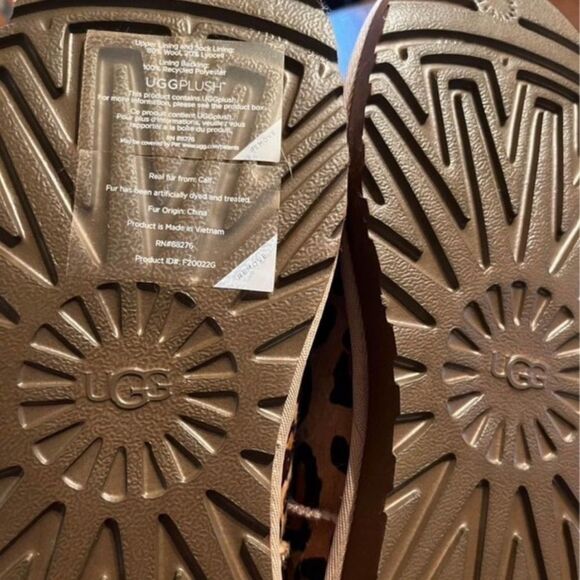 (SOLD) ❤️ UGG Leopard Short booties NWOT ❤️ - Picture 2 of 3